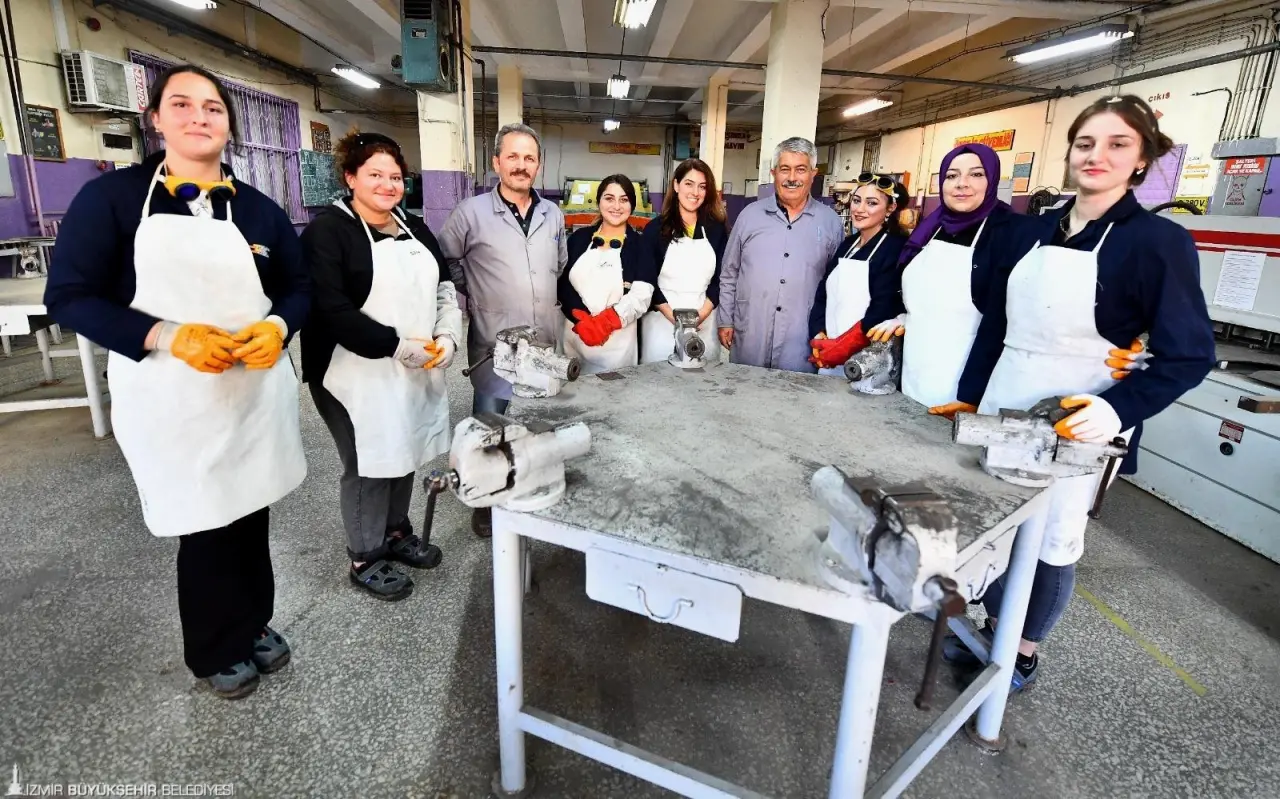 İzmir Büyükşehir Belediyesi’nin kentteki istihdamı artırmak için Birleşmiş Milletler Kalkınma Programı (UNDP) iş birliği ile Meslek Fabrikası’nda düzenlediği programlar bu yıl da devam edecek.