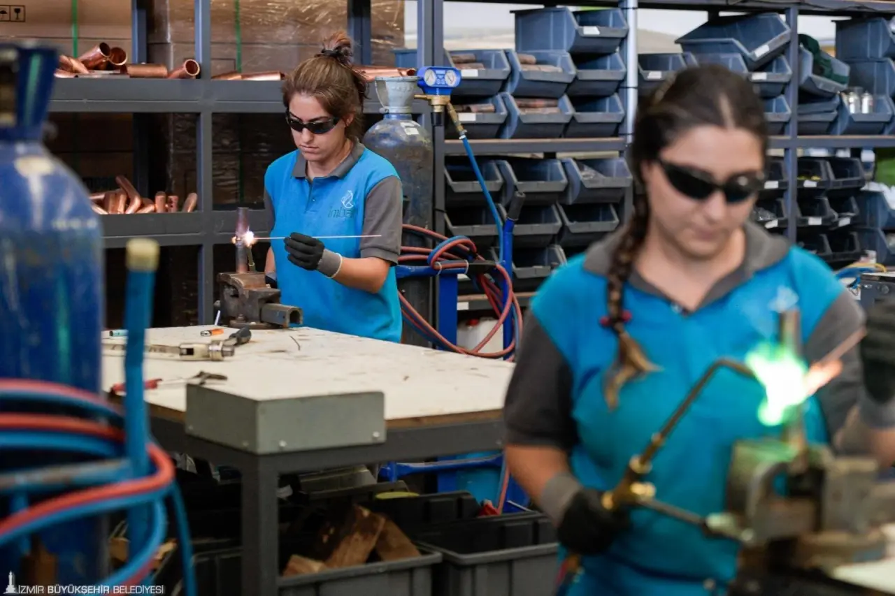 İzmir Büyükşehir Belediyesi’nin kentteki istihdamı artırmak için Birleşmiş Milletler Kalkınma Programı (UNDP) iş birliği ile Meslek Fabrikası’nda düzenlediği programlar bu yıl da devam edecek.