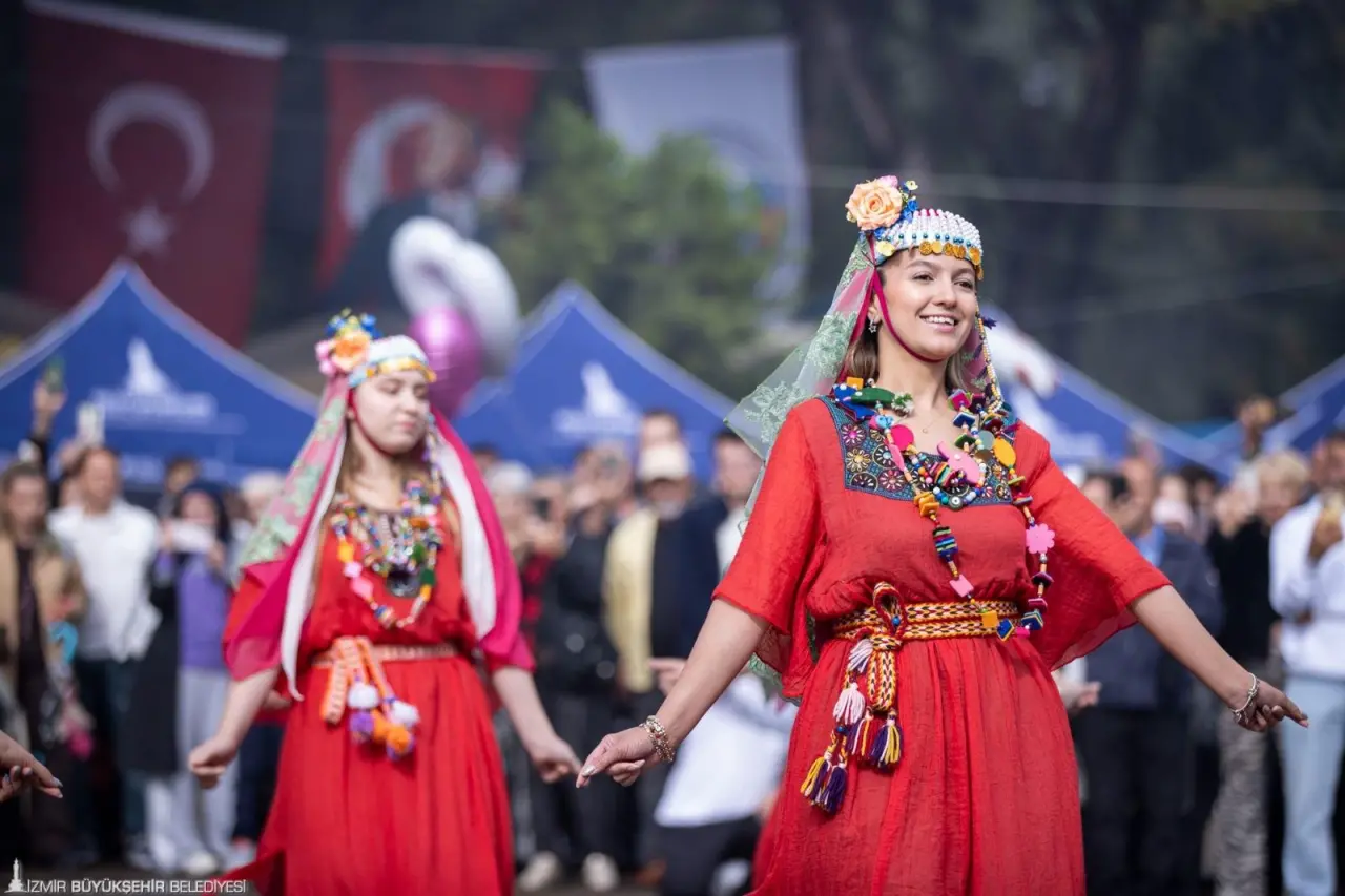 İzmir Büyükşehir Belediye Başkanı Dr. Cemil Tugay, 12. Balkan Şenliği’nin açılışını yaptı. Sarnıç Piknik Alanı’nda yağışlı havaya rağmen göçmenlerin gönüllerince eğlenip kültürlerini yaşattığı şenlikte konuşan Başkan Tugay, Gazi Mustafa Kemal Atatürk’ün gösterdiği yolda birlikte ilerleyeceklerini söyleyerek,  “Bizlere düşen, bu ülkeyi en yüksek seviyeye çıkarmaktır. Değerlerimize inanacağız, tarihimize inanacağız. Her zaman yürek yüreğe, omuz omuza, kol kola birlik olup, önce şehrimiz için, sonra ülkemiz için çalışacağız” dedi. 