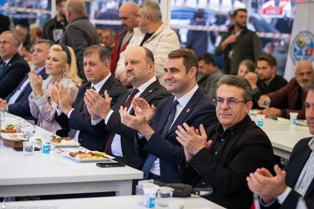 İzmir Büyükşehir Belediye Başkanı Dr. Cemil Tugay, 12. Balkan Şenliği’nin açılışını yaptı. Sarnıç Piknik Alanı’nda yağışlı havaya rağmen göçmenlerin gönüllerince eğlenip kültürlerini yaşattığı şenlikte konuşan Başkan Tugay, Gazi Mustafa Kemal Atatürk’ün gösterdiği yolda birlikte ilerleyeceklerini söyleyerek,  “Bizlere düşen, bu ülkeyi en yüksek seviyeye çıkarmaktır. Değerlerimize inanacağız, tarihimize inanacağız. Her zaman yürek yüreğe, omuz omuza, kol kola birlik olup, önce şehrimiz için, sonra ülkemiz için çalışacağız” dedi. 