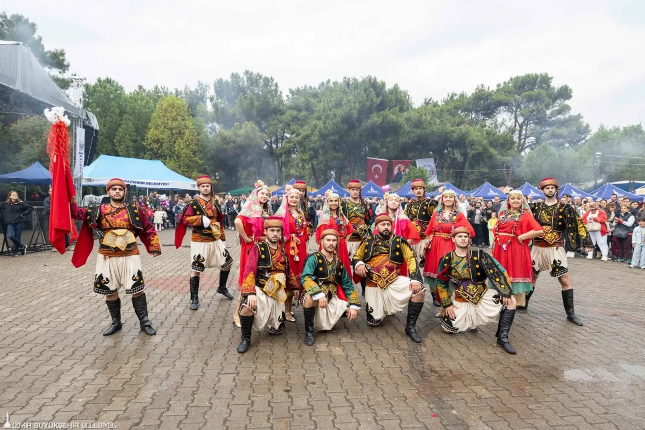 İzmir Büyükşehir Belediye Başkanı Dr. Cemil Tugay, 12. Balkan Şenliği’nin açılışını yaptı. Sarnıç Piknik Alanı’nda yağışlı havaya rağmen göçmenlerin gönüllerince eğlenip kültürlerini yaşattığı şenlikte konuşan Başkan Tugay, Gazi Mustafa Kemal Atatürk’ün gösterdiği yolda birlikte ilerleyeceklerini söyleyerek,  “Bizlere düşen, bu ülkeyi en yüksek seviyeye çıkarmaktır. Değerlerimize inanacağız, tarihimize inanacağız. Her zaman yürek yüreğe, omuz omuza, kol kola birlik olup, önce şehrimiz için, sonra ülkemiz için çalışacağız” dedi. 