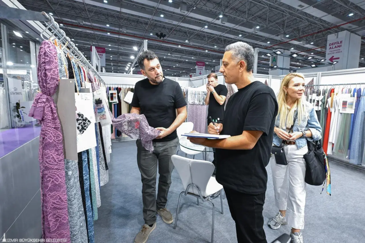 Hazır giyim sektörünün buluşma noktası ve profesyonellerin merakla takip ettiği Fashion Prime-8. Tekstil, Hazır Giyim Tedarikçileri ve Teknolojileri Fuarı, 22-24 Ekim 2025 tarihleri arasında kapılarını açacak. Türkiye hazır giyim ve konfeksiyon sektörünün ihracatını destekleyen fuara 2026 yılı kumaş koleksiyonlarının ilk kez sergileneceği defileler renk katacak.