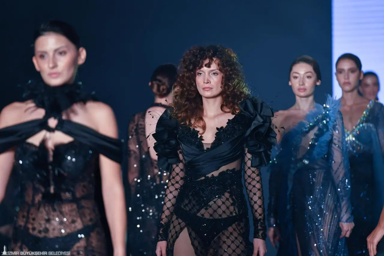 Hazır giyim sektörünün buluşma noktası ve profesyonellerin merakla takip ettiği Fashion Prime-8. Tekstil, Hazır Giyim Tedarikçileri ve Teknolojileri Fuarı, 22-24 Ekim 2025 tarihleri arasında kapılarını açacak. Türkiye hazır giyim ve konfeksiyon sektörünün ihracatını destekleyen fuara 2026 yılı kumaş koleksiyonlarının ilk kez sergileneceği defileler renk katacak.