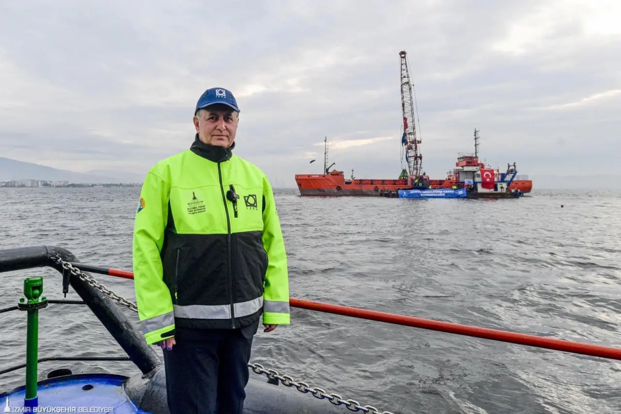 İzmir’de su ve altyapı yatırımları hız kazandı. İzmir Büyükşehir Belediyesi İZSU Genel Müdürlüğü 2025 yılının ilk 9 ayında 30 ilçede toplam 3 milyar 211 milyon liralık yatırım gerçekleştirdi. 248 kilometre uzunluğunda yeni içme suyu hattı döşenirken, 360 kilometre uzunluğunda içme suyu hattı yenilendi. Torbalı’daki arıtma tesisinin kapasitesi artırılırken, Körfez temizliği için dip tarama, yeni su kaynakları devreye alınması, yağmur suyu ve atık su hattı ayrıştırma ile kanalizasyon altyapısı güçlendirme çalışmaları öne çıktı. 