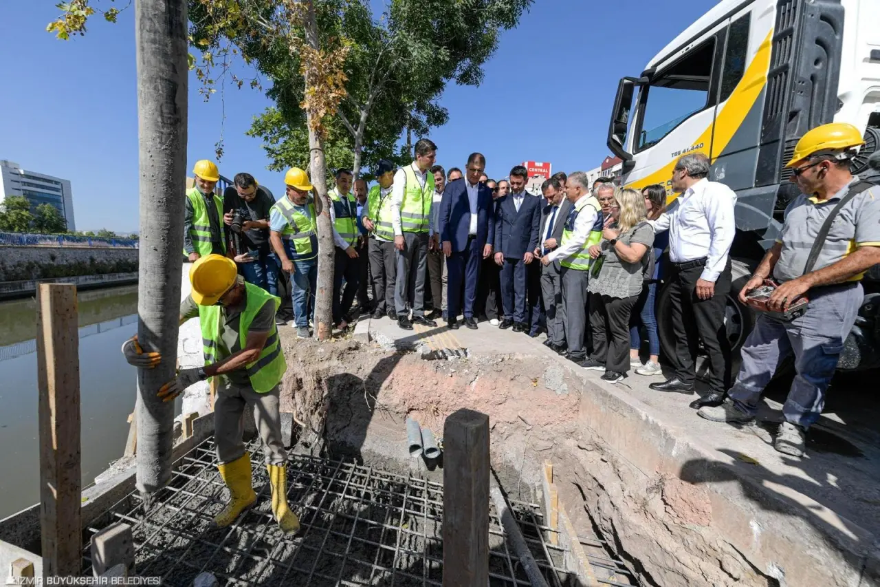 İzmir’de su ve altyapı yatırımları hız kazandı. İzmir Büyükşehir Belediyesi İZSU Genel Müdürlüğü 2025 yılının ilk 9 ayında 30 ilçede toplam 3 milyar 211 milyon liralık yatırım gerçekleştirdi. 248 kilometre uzunluğunda yeni içme suyu hattı döşenirken, 360 kilometre uzunluğunda içme suyu hattı yenilendi. Torbalı’daki arıtma tesisinin kapasitesi artırılırken, Körfez temizliği için dip tarama, yeni su kaynakları devreye alınması, yağmur suyu ve atık su hattı ayrıştırma ile kanalizasyon altyapısı güçlendirme çalışmaları öne çıktı. 