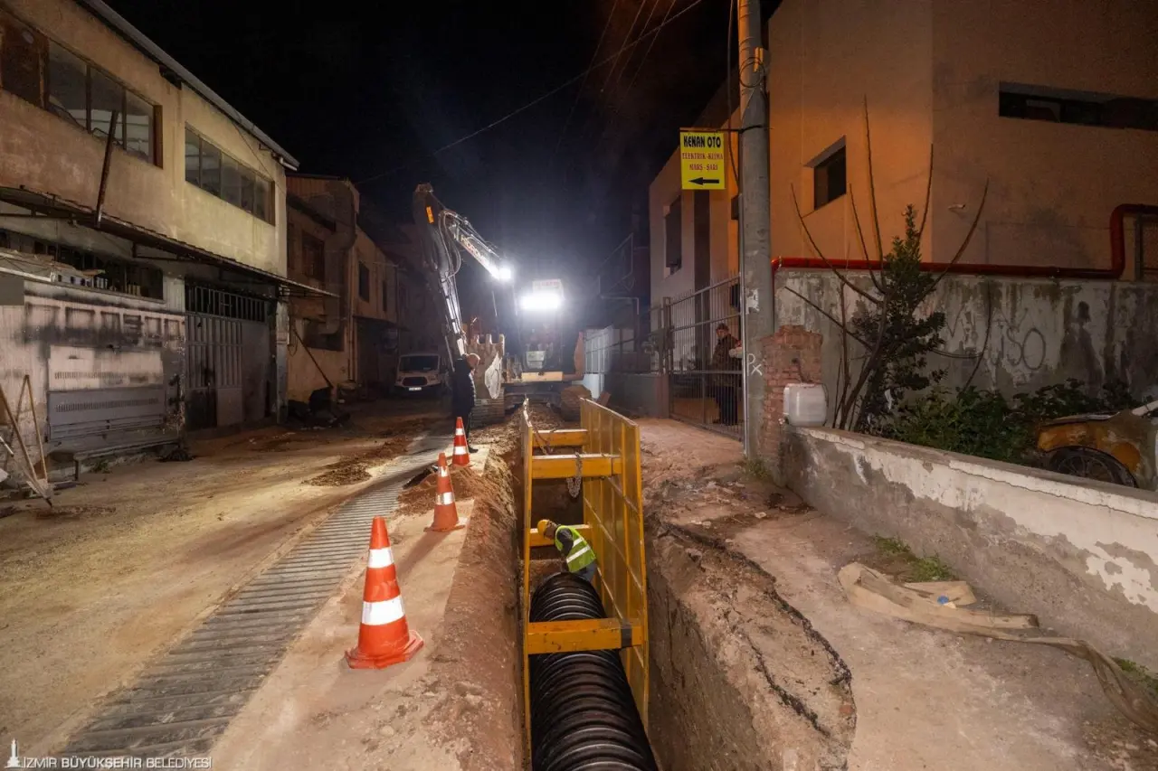 İzmir’de su ve altyapı yatırımları hız kazandı. İzmir Büyükşehir Belediyesi İZSU Genel Müdürlüğü 2025 yılının ilk 9 ayında 30 ilçede toplam 3 milyar 211 milyon liralık yatırım gerçekleştirdi. 248 kilometre uzunluğunda yeni içme suyu hattı döşenirken, 360 kilometre uzunluğunda içme suyu hattı yenilendi. Torbalı’daki arıtma tesisinin kapasitesi artırılırken, Körfez temizliği için dip tarama, yeni su kaynakları devreye alınması, yağmur suyu ve atık su hattı ayrıştırma ile kanalizasyon altyapısı güçlendirme çalışmaları öne çıktı. 