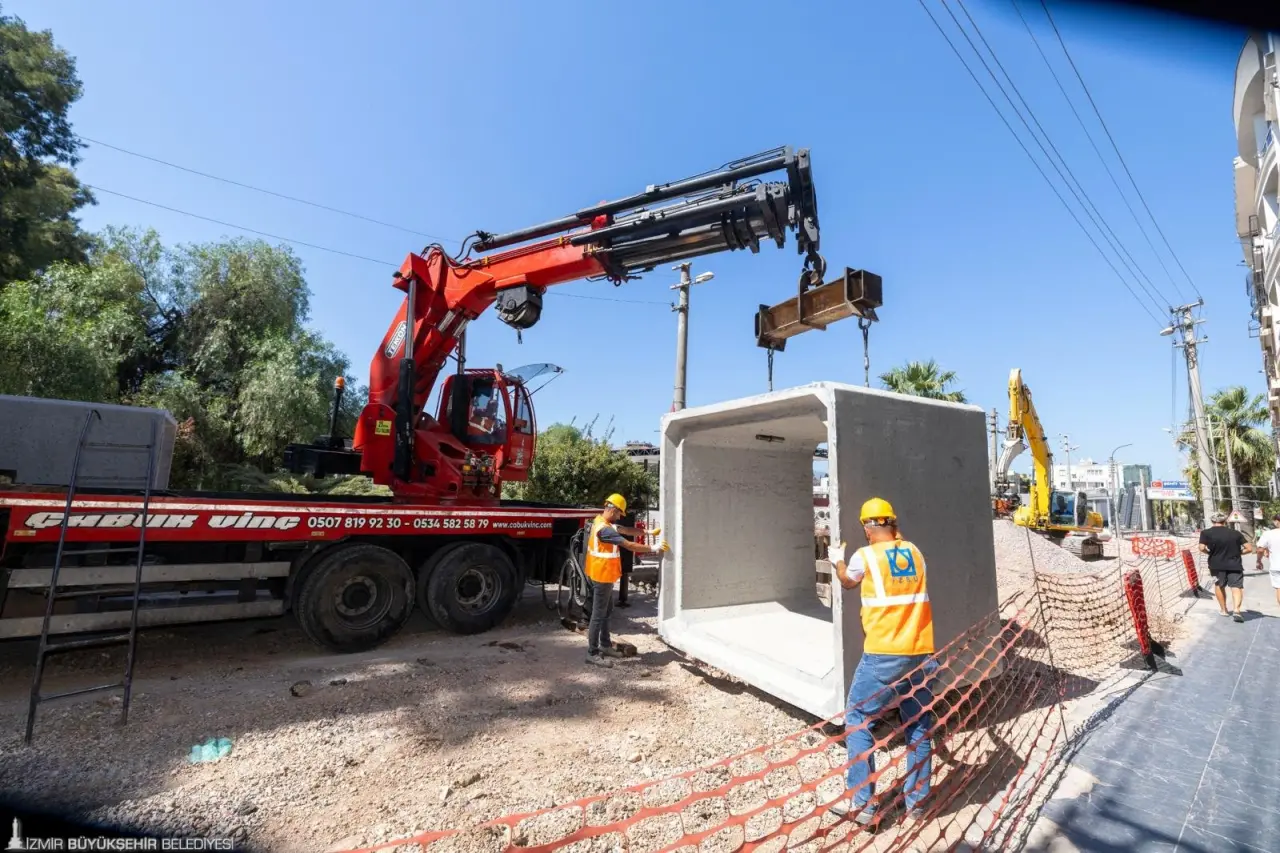 İzmir’de su ve altyapı yatırımları hız kazandı. İzmir Büyükşehir Belediyesi İZSU Genel Müdürlüğü 2025 yılının ilk 9 ayında 30 ilçede toplam 3 milyar 211 milyon liralık yatırım gerçekleştirdi. 248 kilometre uzunluğunda yeni içme suyu hattı döşenirken, 360 kilometre uzunluğunda içme suyu hattı yenilendi. Torbalı’daki arıtma tesisinin kapasitesi artırılırken, Körfez temizliği için dip tarama, yeni su kaynakları devreye alınması, yağmur suyu ve atık su hattı ayrıştırma ile kanalizasyon altyapısı güçlendirme çalışmaları öne çıktı. 