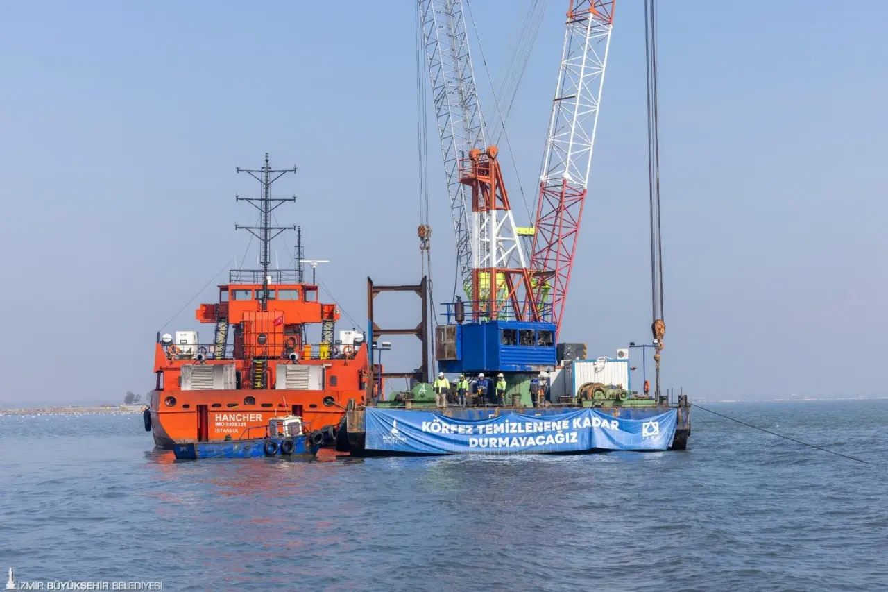 İzmir’de su ve altyapı yatırımları hız kazandı. İzmir Büyükşehir Belediyesi İZSU Genel Müdürlüğü 2025 yılının ilk 9 ayında 30 ilçede toplam 3 milyar 211 milyon liralık yatırım gerçekleştirdi. 248 kilometre uzunluğunda yeni içme suyu hattı döşenirken, 360 kilometre uzunluğunda içme suyu hattı yenilendi. Torbalı’daki arıtma tesisinin kapasitesi artırılırken, Körfez temizliği için dip tarama, yeni su kaynakları devreye alınması, yağmur suyu ve atık su hattı ayrıştırma ile kanalizasyon altyapısı güçlendirme çalışmaları öne çıktı. 