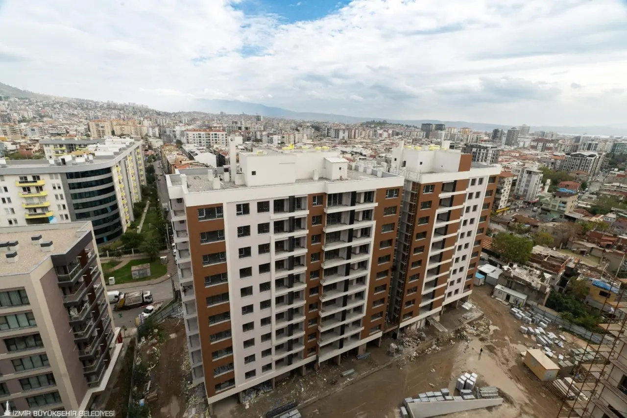 İzmir Büyükşehir Belediyesi’nin uzlaşı, yerinde dönüşüm ve belediye garantörlüğü ilkeleriyle yürüttüğü kentsel dönüşüm çalışmaları devam ediyor. Bu kapsamdaki Örnekköy Kentsel Dönüşüm Projesi 3, 4 ve 5’inci etaplardaki çalışmalar da hız kazandı. Cephe ve iç imalatlarına başlanan binaların tapuları önümüzdeki ilkbahar aylarında teslim edilmeye başlanacak.