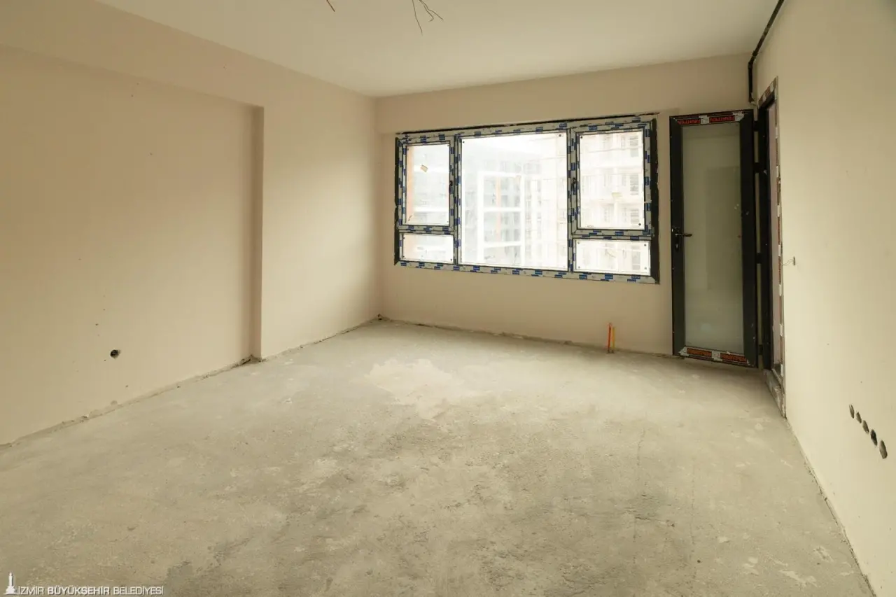 İzmir Büyükşehir Belediyesi’nin uzlaşı, yerinde dönüşüm ve belediye garantörlüğü ilkeleriyle yürüttüğü kentsel dönüşüm çalışmaları devam ediyor. Bu kapsamdaki Örnekköy Kentsel Dönüşüm Projesi 3, 4 ve 5’inci etaplardaki çalışmalar da hız kazandı. Cephe ve iç imalatlarına başlanan binaların tapuları önümüzdeki ilkbahar aylarında teslim edilmeye başlanacak.