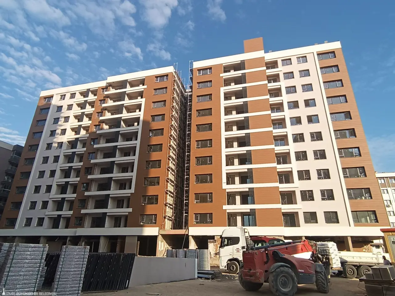 İzmir Büyükşehir Belediyesi’nin uzlaşı, yerinde dönüşüm ve belediye garantörlüğü ilkeleriyle yürüttüğü kentsel dönüşüm çalışmaları devam ediyor. Bu kapsamdaki Örnekköy Kentsel Dönüşüm Projesi 3, 4 ve 5’inci etaplardaki çalışmalar da hız kazandı. Cephe ve iç imalatlarına başlanan binaların tapuları önümüzdeki ilkbahar aylarında teslim edilmeye başlanacak.