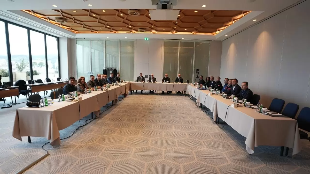 Ege’de art arda yaşanan depremler sonrası İzmir’de kritik zirve! 5 büyükşehir belediye başkanı, sismik hareketliliği ve afet hazırlıklarını masaya yatıracak.