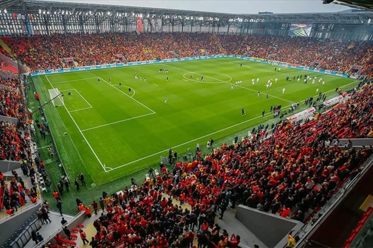 Göztepe, Avrupa hedefi için Gürsel Aksel Stadı'nın kapasitesini artırırken, Fofana ile yollar ayrıldı. Forvet hattında sakatlık krizi kapıda! İşte detaylar…