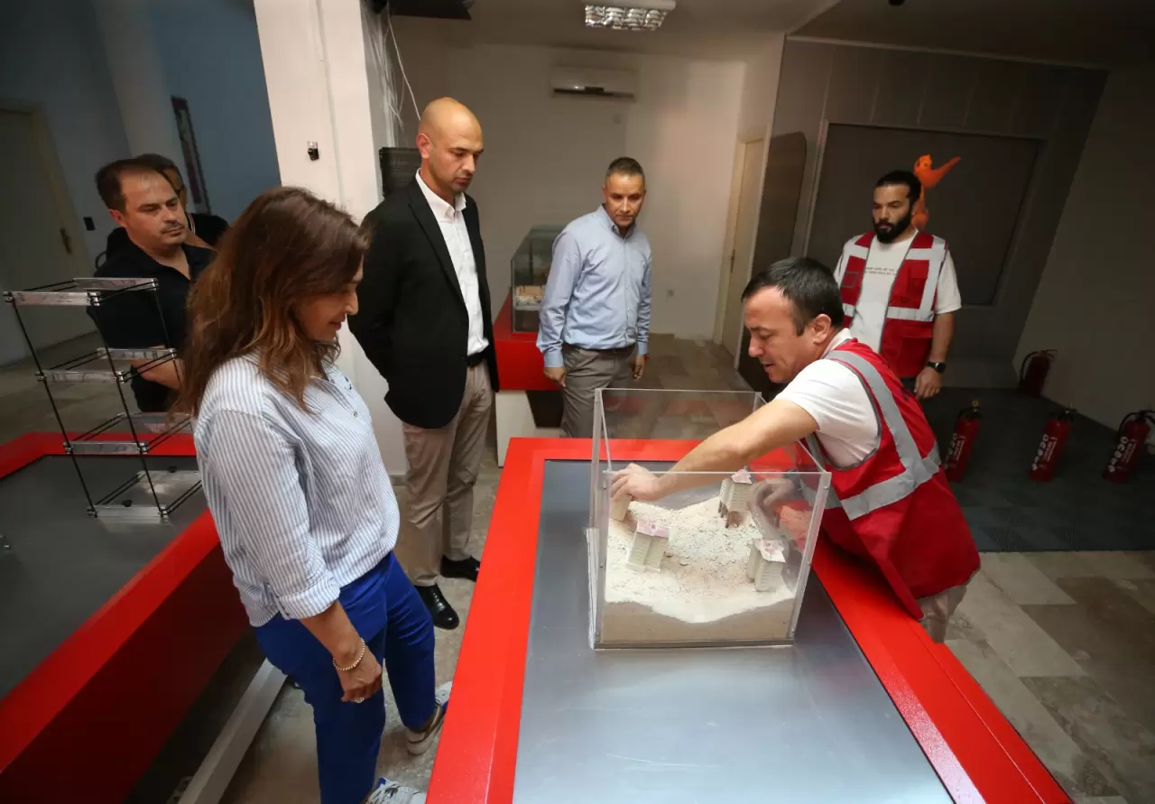  Karşıyaka Belediyesi, 6 Şubat depremlerinin yıl dönümünde afet bilinci etkinliği düzenliyor. Fotoğraf sergisi, paneller ve tiyatro gösterimiyle farkındalık artırılacak!