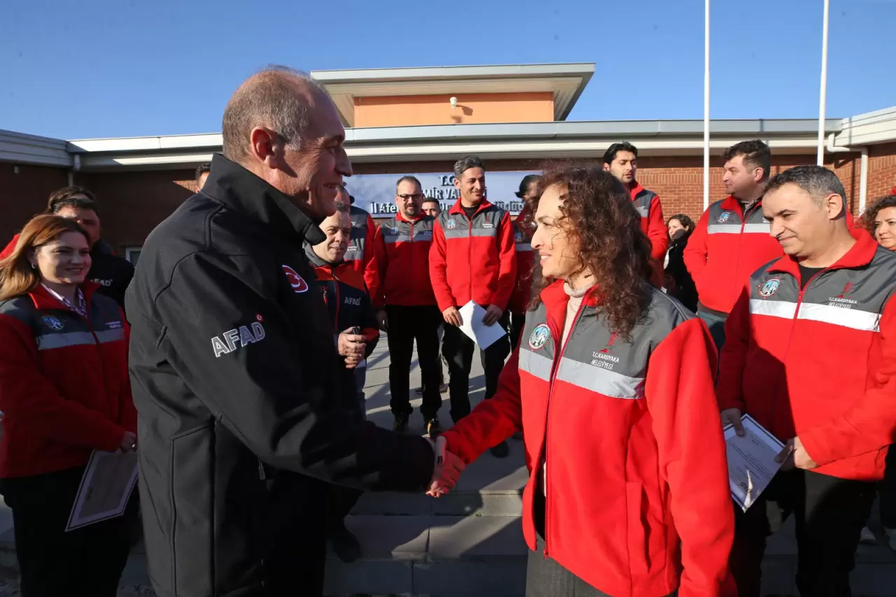  Karşıyaka Belediyesi, 6 Şubat depremlerinin yıl dönümünde afet bilinci etkinliği düzenliyor. Fotoğraf sergisi, paneller ve tiyatro gösterimiyle farkındalık artırılacak!