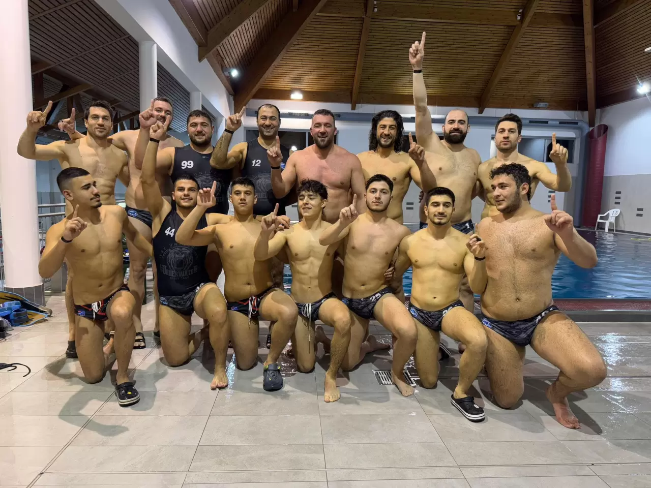 Ege Üniversitesi Sualtı Ragbisi Takımı, Avusturya'daki prestijli turnuvada tüm maçlarını gol yemeden kazanarak Avrupa şampiyonu oldu! İşte tarihi başarının detayları...