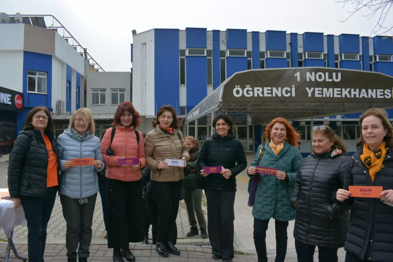 Ege Üniversitesi, "Turuncu Mikrofon" etkinliğiyle kanserle mücadeleye dikkat çekti. Her hikaye özeldir, her hasta benzersizdir. Farkındalık yaratmak için önemli bir adım atıldı.
