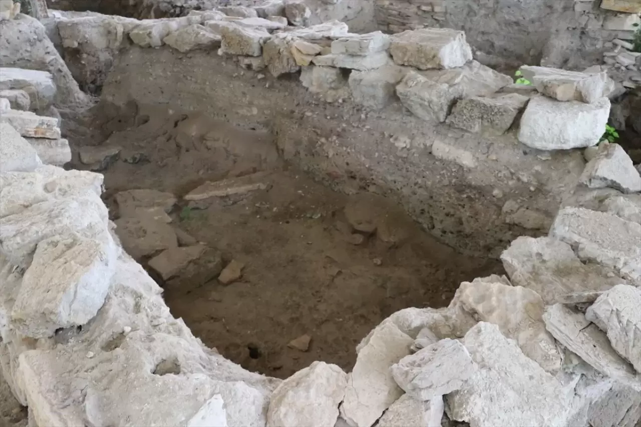 Çeşme Bağlararası’ndaki kazılarda, Santorini Volkanı’nın yarattığı tsunamiye dair çarpıcı izler bulundu. 3.500 yıl önce yaşanan bu büyük felaketin detayları ortaya çıktı!