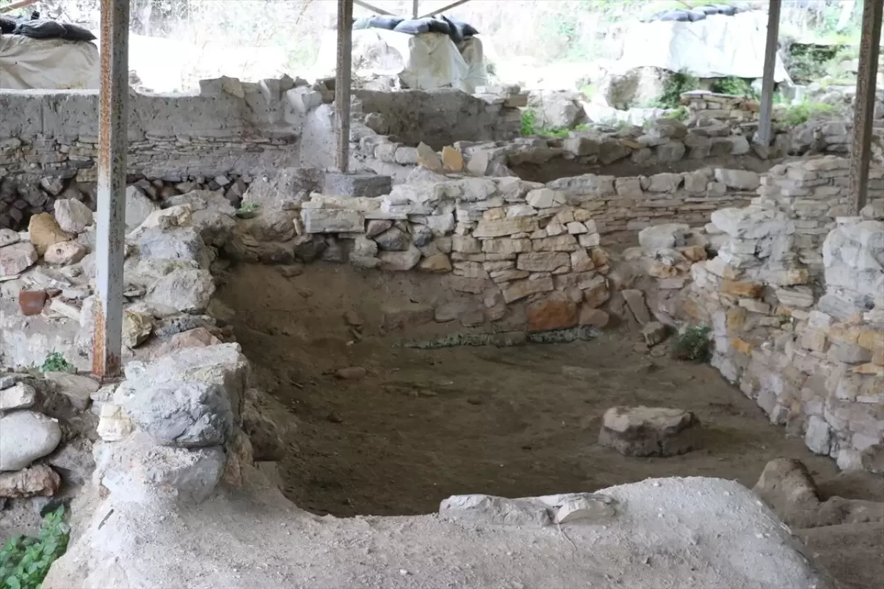 Çeşme Bağlararası’ndaki kazılarda, Santorini Volkanı’nın yarattığı tsunamiye dair çarpıcı izler bulundu. 3.500 yıl önce yaşanan bu büyük felaketin detayları ortaya çıktı!