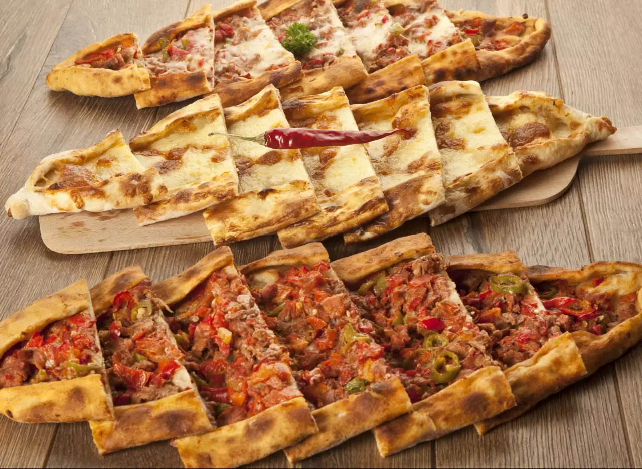 İzmir'in en iyi pide ve lahmacun mekanları keşfedildi! İzmir'de lahmacun lezzetini en iyi sunan mekanlar listelendi. Şehrin en popüler lahmacun mekanlarını öğrenmek için haberimizi okuyun.