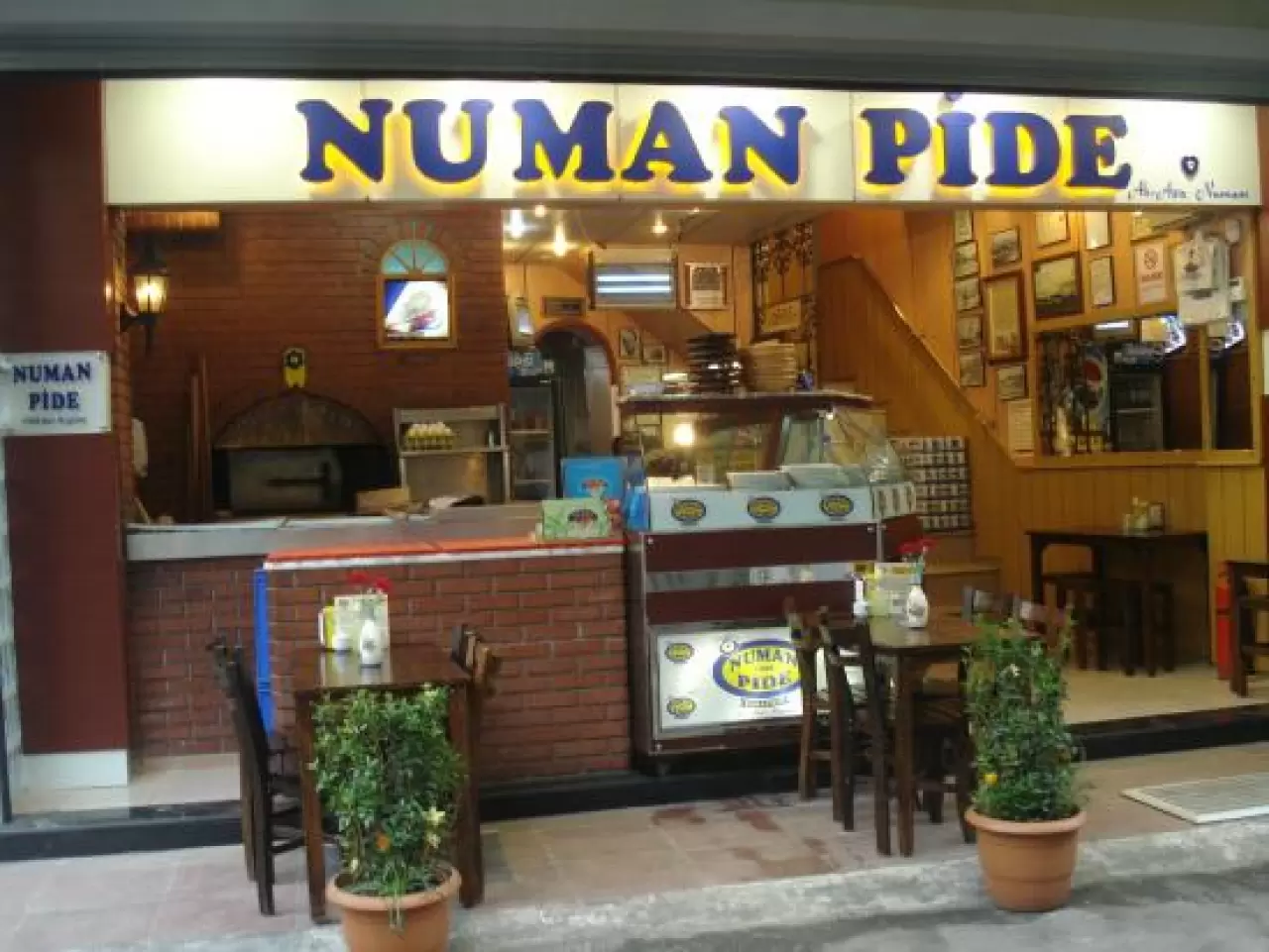 İzmir'in en iyi pide ve lahmacun mekanları keşfedildi! İzmir'de lahmacun lezzetini en iyi sunan mekanlar listelendi. Şehrin en popüler lahmacun mekanlarını öğrenmek için haberimizi okuyun.