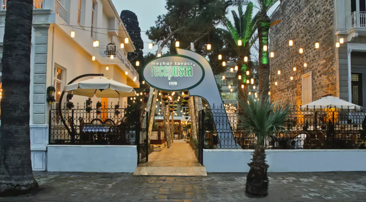 İzmir'in en iyi pide ve lahmacun mekanları keşfedildi! İzmir'de lahmacun lezzetini en iyi sunan mekanlar listelendi. Şehrin en popüler lahmacun mekanlarını öğrenmek için haberimizi okuyun.