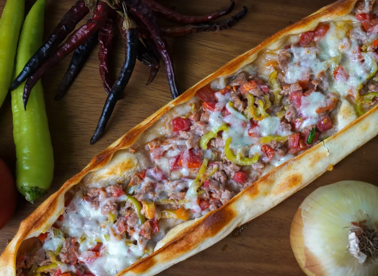 İzmir'in en iyi pide ve lahmacun mekanları keşfedildi! İzmir'de lahmacun lezzetini en iyi sunan mekanlar listelendi. Şehrin en popüler lahmacun mekanlarını öğrenmek için haberimizi okuyun.