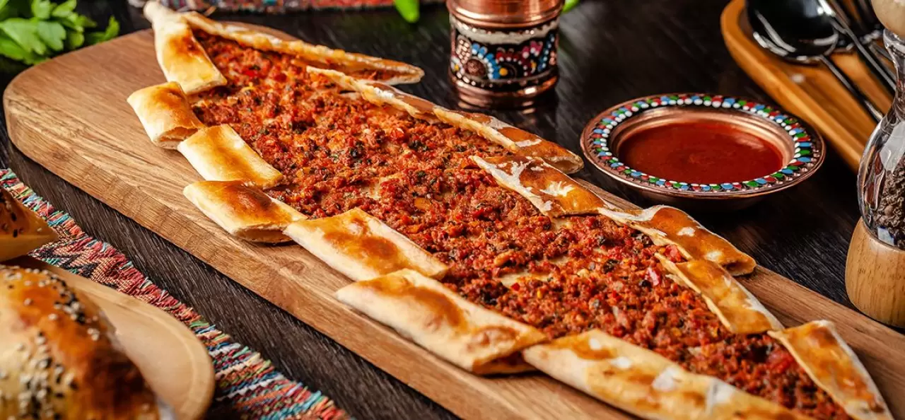 İzmir'in en iyi pide ve lahmacun mekanları keşfedildi! İzmir'de lahmacun lezzetini en iyi sunan mekanlar listelendi. Şehrin en popüler lahmacun mekanlarını öğrenmek için haberimizi okuyun.