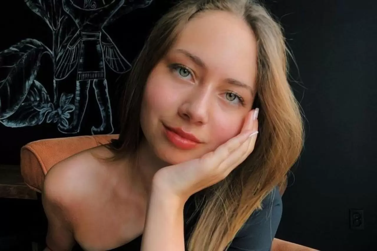 Kendi Düşen Ağlamaz ile tanınmaya başlayan ve kariyerine Gönül Dağı dizisinde Sedef karakterini canlandırarak devam eden Zeynep Bostancı hakkında merak edilenleri sizin için haberimizde derledik.