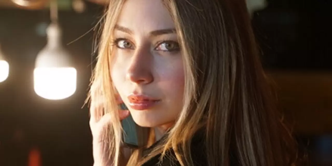 Kendi Düşen Ağlamaz ile tanınmaya başlayan ve kariyerine Gönül Dağı dizisinde Sedef karakterini canlandırarak devam eden Zeynep Bostancı hakkında merak edilenleri sizin için haberimizde derledik.