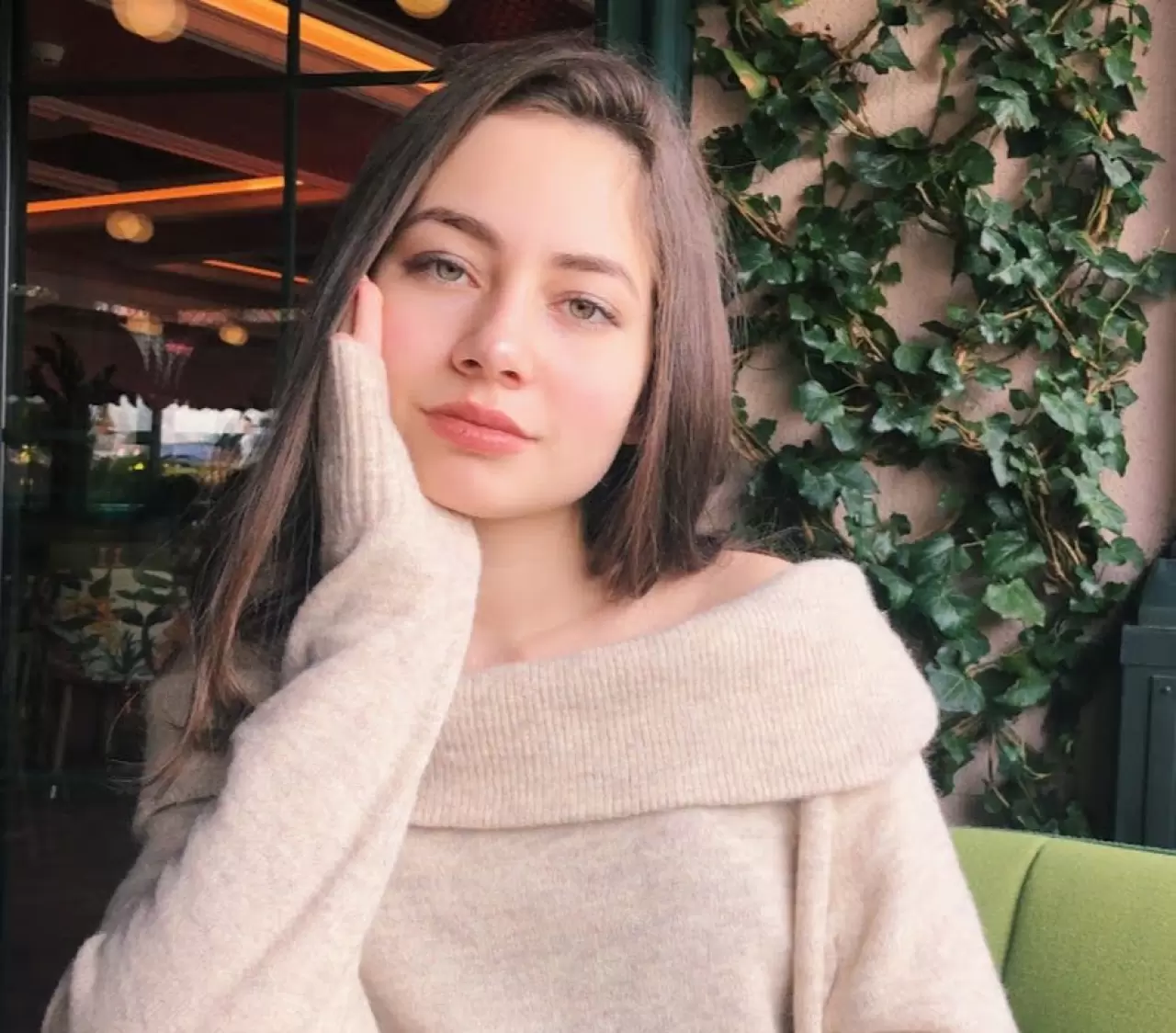 Kendi Düşen Ağlamaz ile tanınmaya başlayan ve kariyerine Gönül Dağı dizisinde Sedef karakterini canlandırarak devam eden Zeynep Bostancı hakkında merak edilenleri sizin için haberimizde derledik.