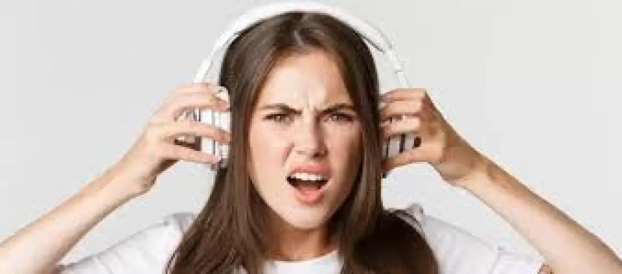 Kulaklıkla yüksek sesle müzik dinlemek, kalıcı işitme kaybına neden olabilir! Uzmanlar, ses seviyesinin nasıl zararlı olabileceğini ve kulak sağlığını korumak için alınması gereken önlemleri anlatıyor.