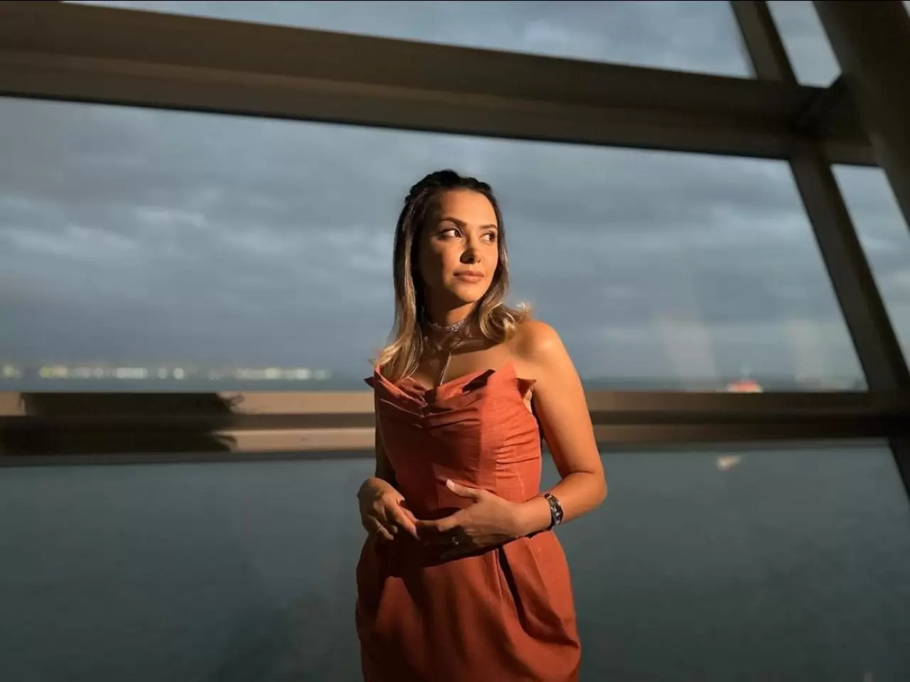 Wattpad ile başlayıp Türk edebiyatına damgasını vuran Beyza Alkoç’un yaşamı, eserleri ve özel hayatına dair en ilgi çekici detaylar bu yazıda! Beyza Alkoç kimdir? Kiminle evlidir? İşte detaylar..