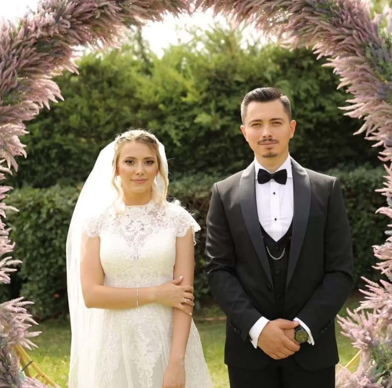 Wattpad ile başlayıp Türk edebiyatına damgasını vuran Beyza Alkoç’un yaşamı, eserleri ve özel hayatına dair en ilgi çekici detaylar! Beyza Alkoç kimdir? Kiminle evlidir? İşte detaylar..