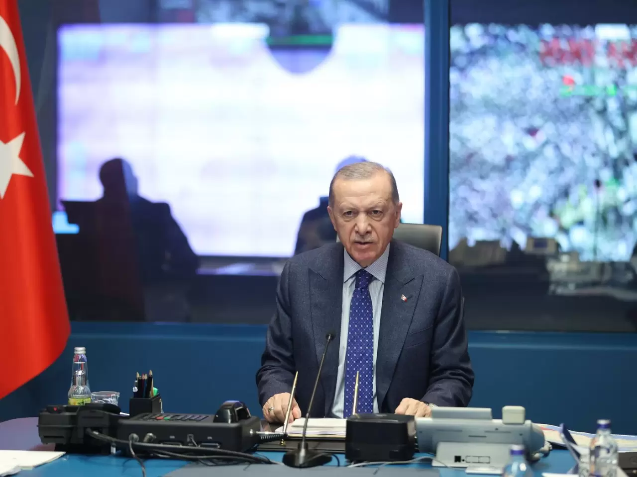 Cumhurbaşkanı Erdoğan, 6 Şubat depremlerinin yıl dönümünde duygusal bir mesaj paylaştı. Depremzedeler için kararlılık vurgusu yapan Erdoğan, “Bir oluruz, yaraları sararız” dedi.