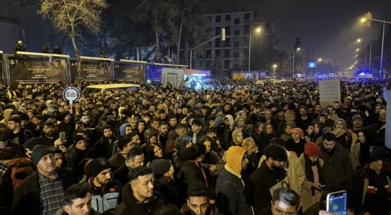 Hatay'da, 6 Şubat 2023 depremi sonrası iki yılın ardından düzenlenen anlamlı yürüyüş, kayıplara saygı duruşu ve adalet talebiyle dikkat çekti. Katılımcılar, mağduriyetleri ve çözülmeyen sorunları gündeme getirdi.