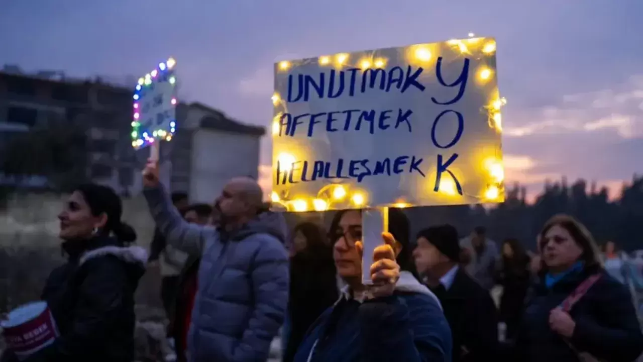 Hatay'da, 6 Şubat 2023 depremi sonrası iki yılın ardından düzenlenen anlamlı yürüyüş, kayıplara saygı duruşu ve adalet talebiyle dikkat çekti. Katılımcılar, mağduriyetleri ve çözülmeyen sorunları gündeme getirdi.