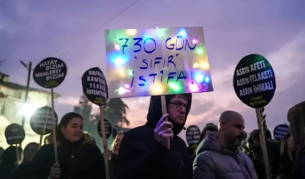 Hatay'da, 6 Şubat 2023 depremi sonrası iki yılın ardından düzenlenen anlamlı yürüyüş, kayıplara saygı duruşu ve adalet talebiyle dikkat çekti. Katılımcılar, mağduriyetleri ve çözülmeyen sorunları gündeme getirdi.