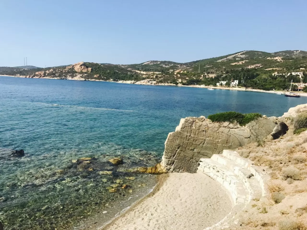Eski Foça ile Yeni Foça arasında bulunan Mersinaki Koyu, berrak suyu ve temiz kumsalıyla dikkat çekiyor. Doğaseverler için sakin ve büyüleyici bir yerdir. Sizler için Mersinaki Koyu hakkında merak edilenleri ve bilinmesi gerekenleri haberimizde derledik.