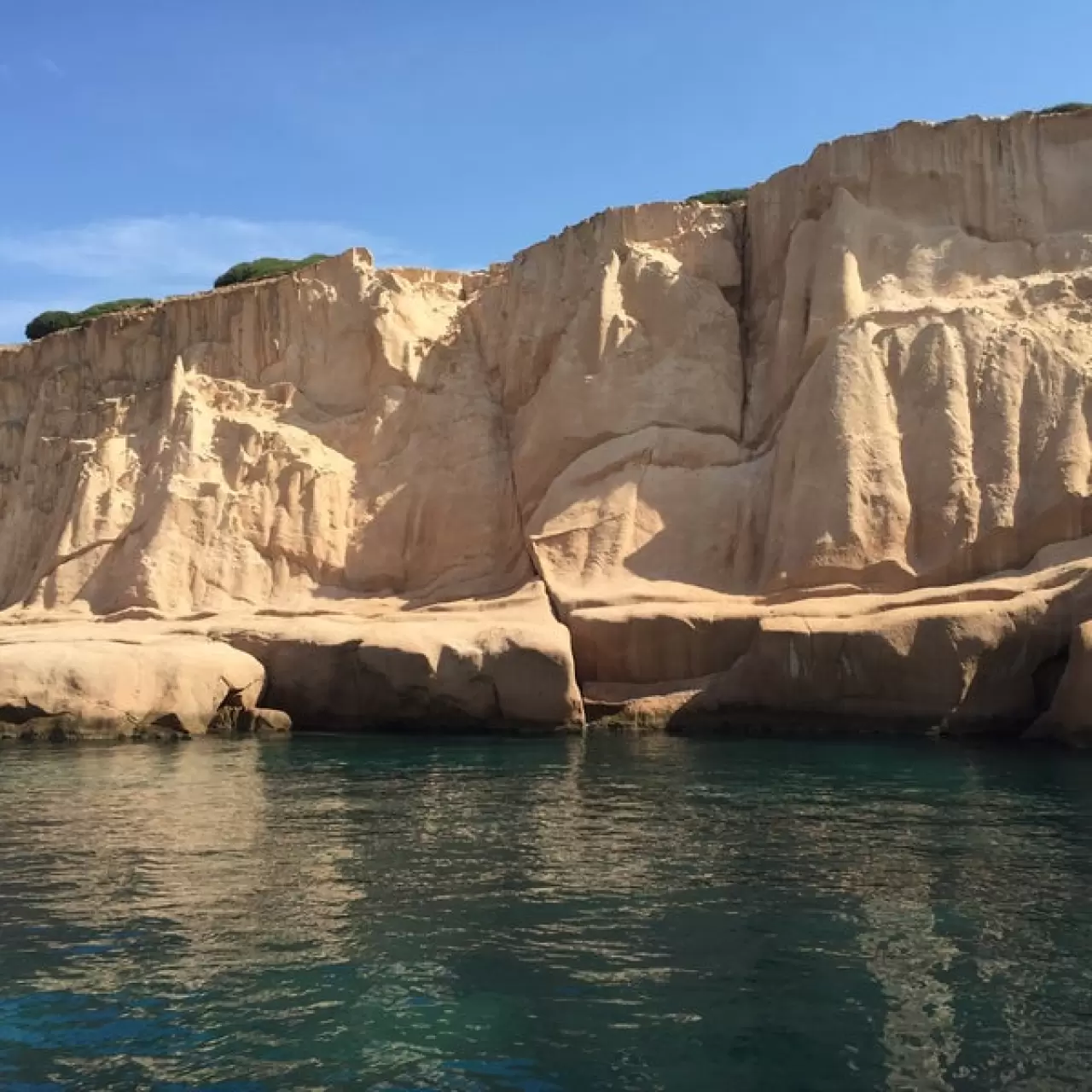 Eski Foça ile Yeni Foça arasında bulunan Mersinaki Koyu, berrak suyu ve temiz kumsalıyla dikkat çekiyor. Doğaseverler için sakin ve büyüleyici bir yerdir. Sizler için Mersinaki Koyu hakkında merak edilenleri ve bilinmesi gerekenleri haberimizde derledik.