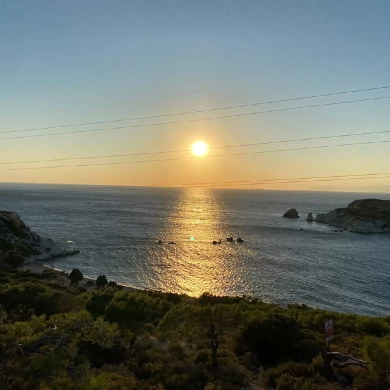 Eski Foça ile Yeni Foça arasında bulunan Mersinaki Koyu, berrak suyu ve temiz kumsalıyla dikkat çekiyor. Doğaseverler için sakin ve büyüleyici bir yerdir. Sizler için Mersinaki Koyu hakkında merak edilenleri ve bilinmesi gerekenleri haberimizde derledik.