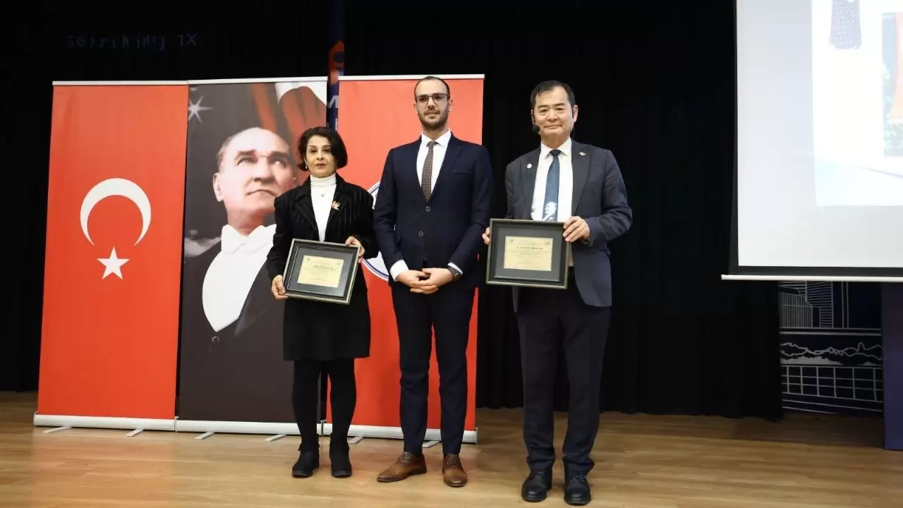 Japon mühendis Yoshinori Moriwaki, Balçova'da verdiği seminerde sismik izolatör kullanımının hayatta kalmayı yüzde 15 daha pahalıya sağlayabileceğini söyledi. Detaylar seminerde!