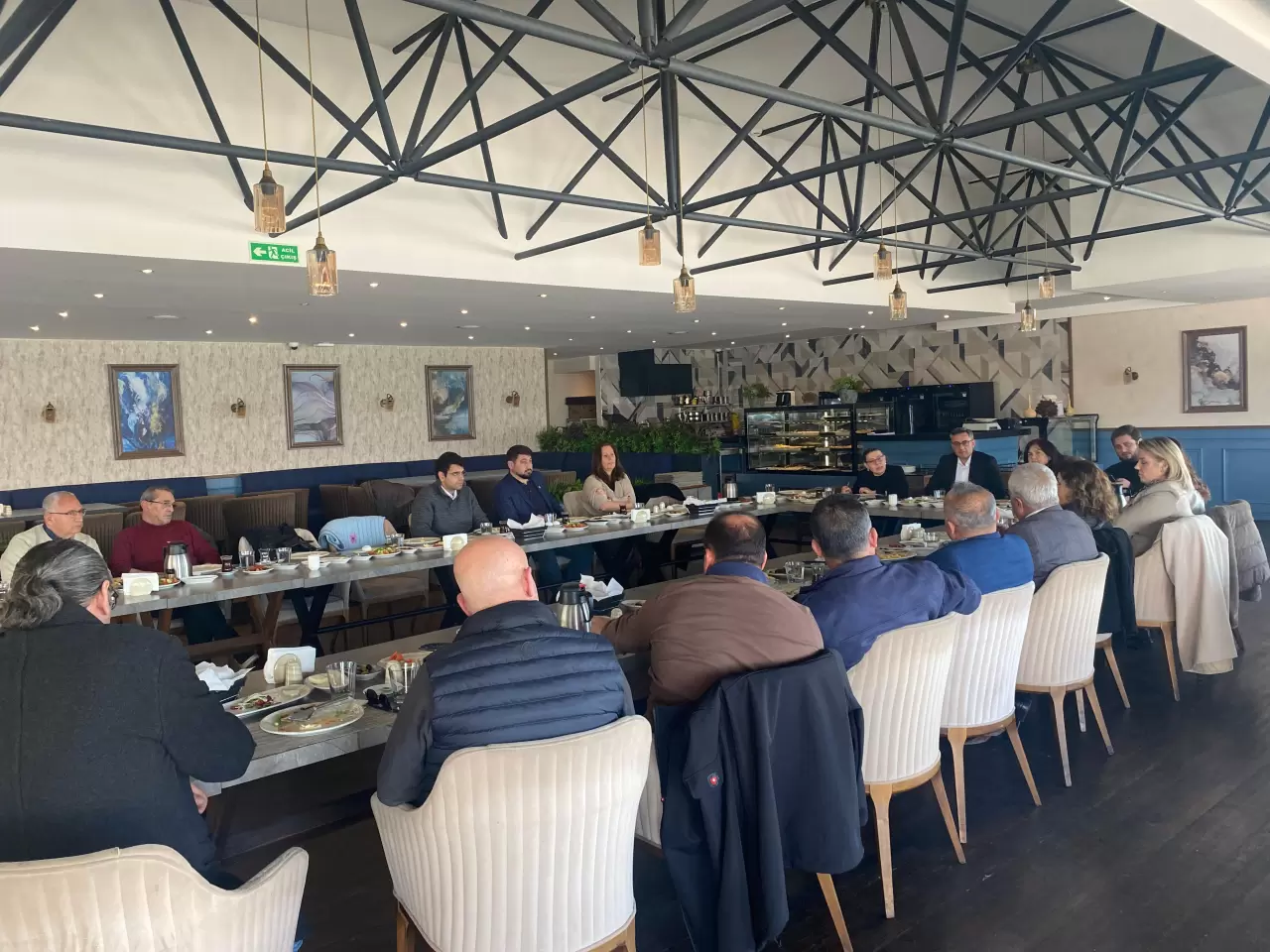 İzmir Kent Konseyi Başkan Adayı Özgür Topaç, muhtarlarla bir araya gelerek şehirdeki sorunlara yönelik güçlü çözüm önerilerini sıraladı. Altyapı ve ulaşım sorunları ön plana çıktı.