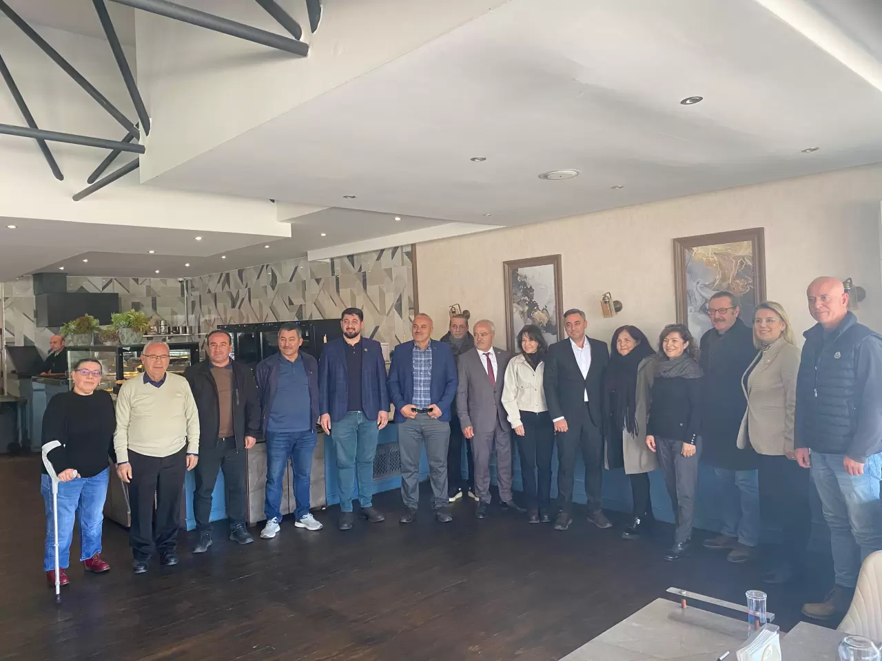 İzmir Kent Konseyi Başkan Adayı Özgür Topaç, muhtarlarla bir araya gelerek şehirdeki sorunlara yönelik güçlü çözüm önerilerini sıraladı. Altyapı ve ulaşım sorunları ön plana çıktı.