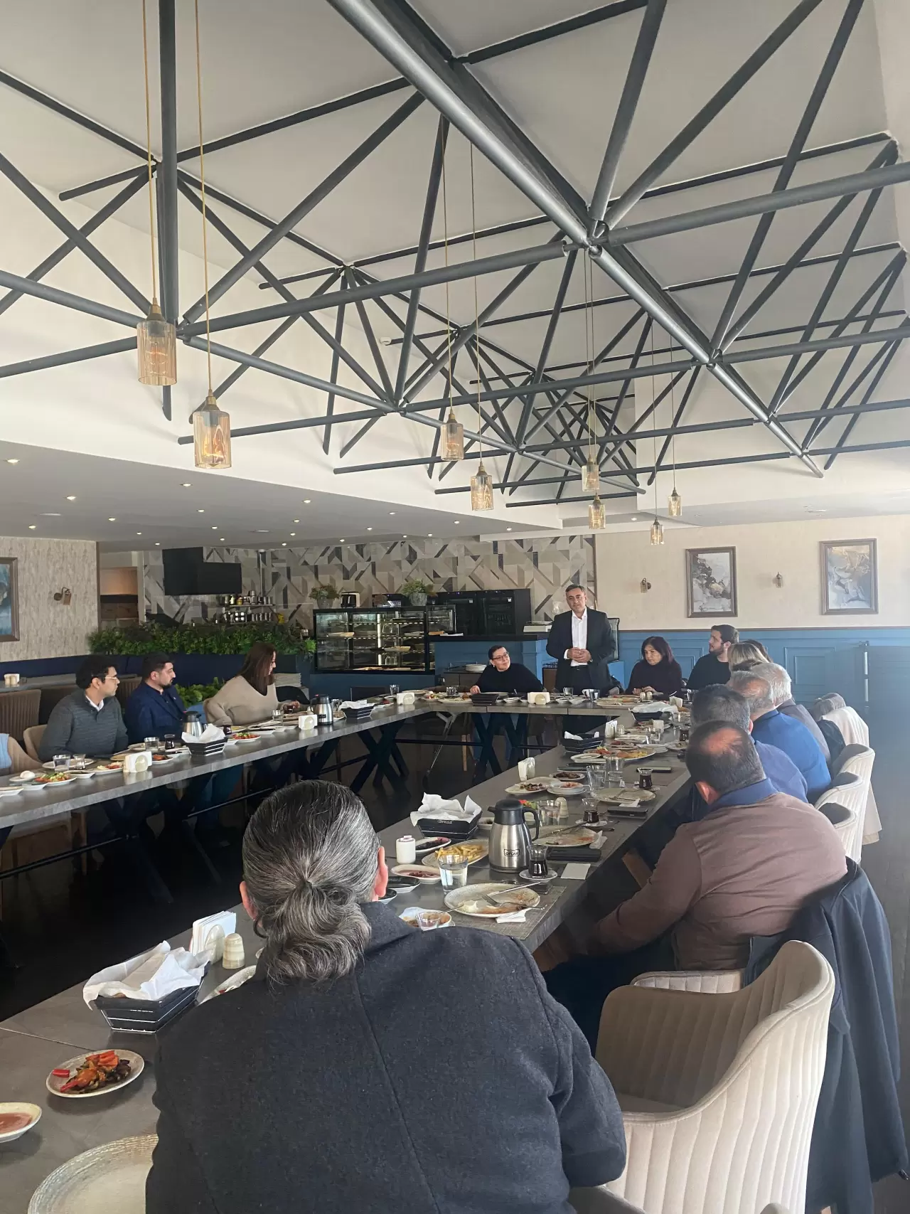 İzmir Kent Konseyi Başkan Adayı Özgür Topaç, muhtarlarla bir araya gelerek şehirdeki sorunlara yönelik güçlü çözüm önerilerini sıraladı. Altyapı ve ulaşım sorunları ön plana çıktı.