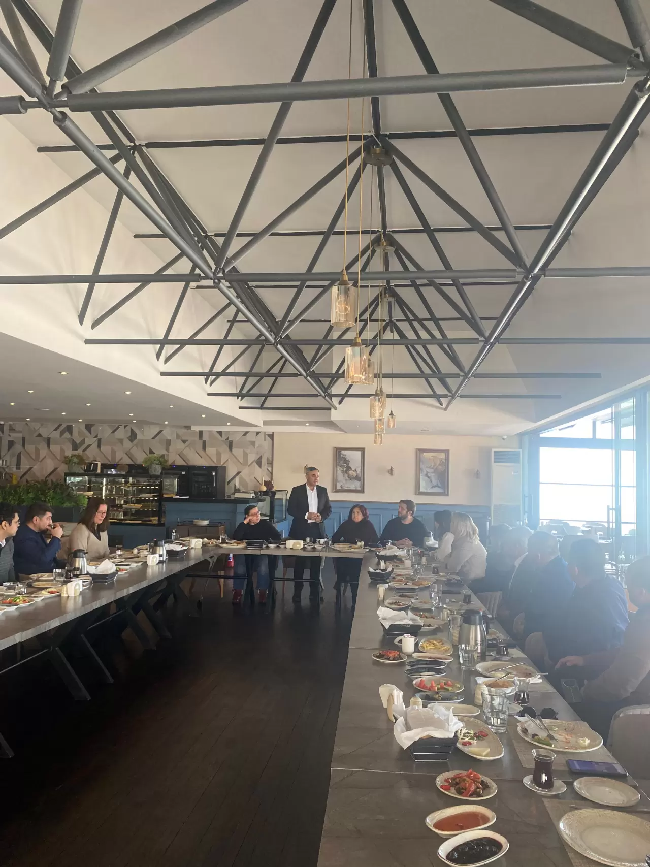 İzmir Kent Konseyi Başkan Adayı Özgür Topaç, muhtarlarla bir araya gelerek şehirdeki sorunlara yönelik güçlü çözüm önerilerini sıraladı. Altyapı ve ulaşım sorunları ön plana çıktı.