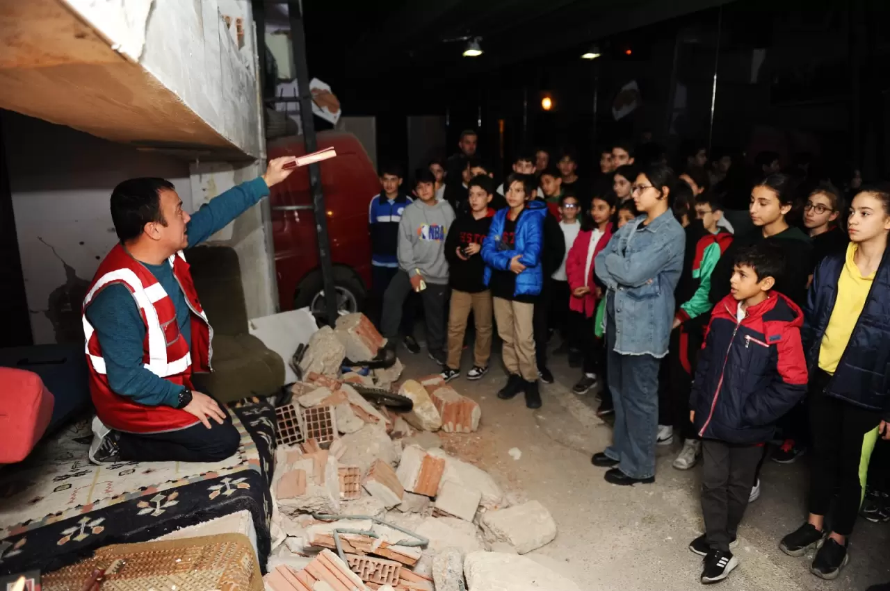 Karşıyaka Belediyesi, yenilediği Afet Eğitim Merkezi’nde 5 ayda 3 bin 220 kişiye afet bilinci eğitimi verdi. Deprem simülasyonlarıyla bilinçli toplum hedefleniyor!