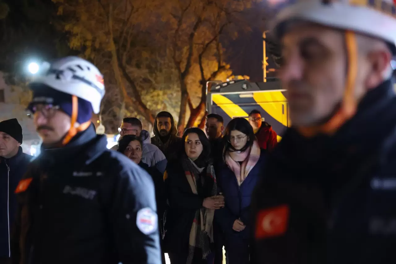 Buca Belediyesi, 6 Şubat depremlerinin yıl dönümünde 04.17’de anma töreni düzenledi. Hayatını kaybedenler için saygı duruşu yapıldı, vatandaşlara acil durum kartları dağıtıldı.