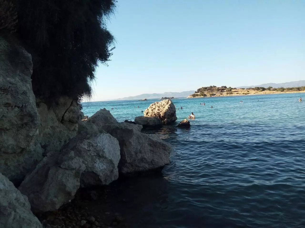 Türkiye’nin Maldivleri olarak anılan Killik Koyu, berrak denizi ve dinlendirici atmosferiyle ziyaretçilerini büyülüyor. Şezlonglardan kamp alanına, restoranlardan beach clup’lara kadar her şeyin bulunduğu bu koy, unutulmaz bir tatil deneyimi sunuyor.