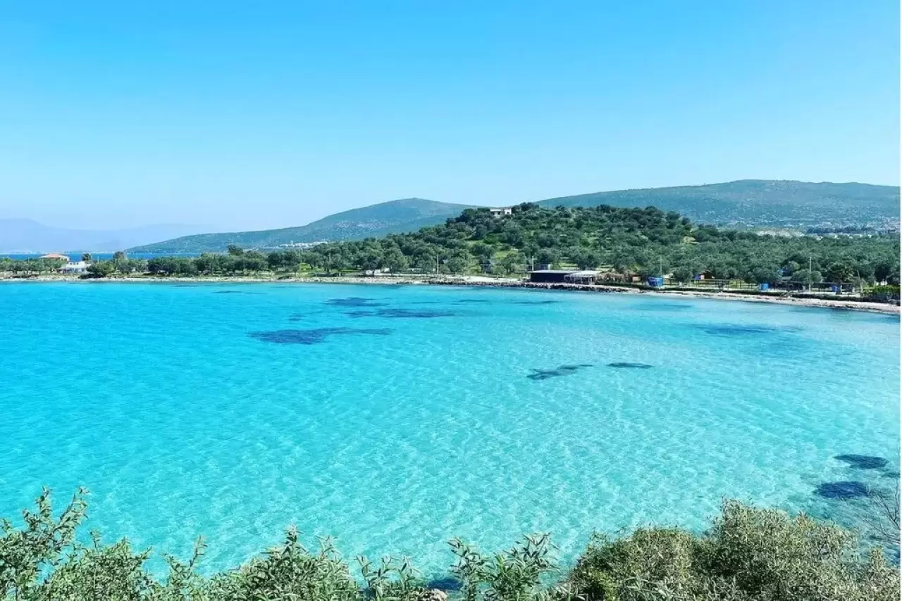 Türkiye’nin Maldivleri olarak anılan Killik Koyu, berrak denizi ve dinlendirici atmosferiyle ziyaretçilerini büyülüyor. Şezlonglardan kamp alanına, restoranlardan beach clup’lara kadar her şeyin bulunduğu bu koy, unutulmaz bir tatil deneyimi sunuyor.